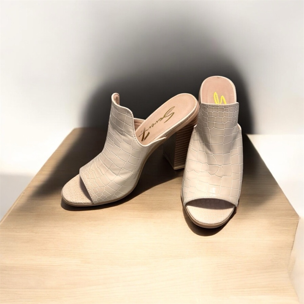 Seven7 Isabella Mule cream crocodile block heels. NWT Size 7